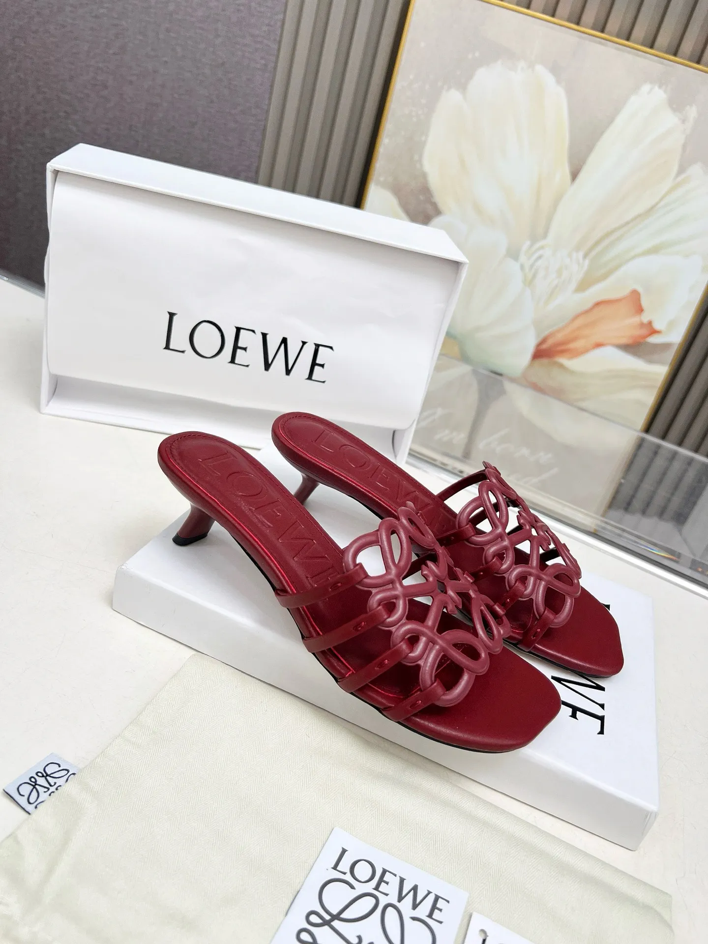 👟👟Ex-factory price 500👟👟 LOEWE 2025 SS summer limited edition hollow slippers, it is a very comprehensive noble fashion brand, highly recommended to all little fairies.   1⃣️Material: Imported cowhide 2⃣️Inner lining: Imported Italian lambskin, super soft and delicate 3⃣️Outsole: Imported Italian original original color genuine leather outsole Heel height 4.5 4⃣️Code number: 35 to 39 (40.41.42.43. Customized)